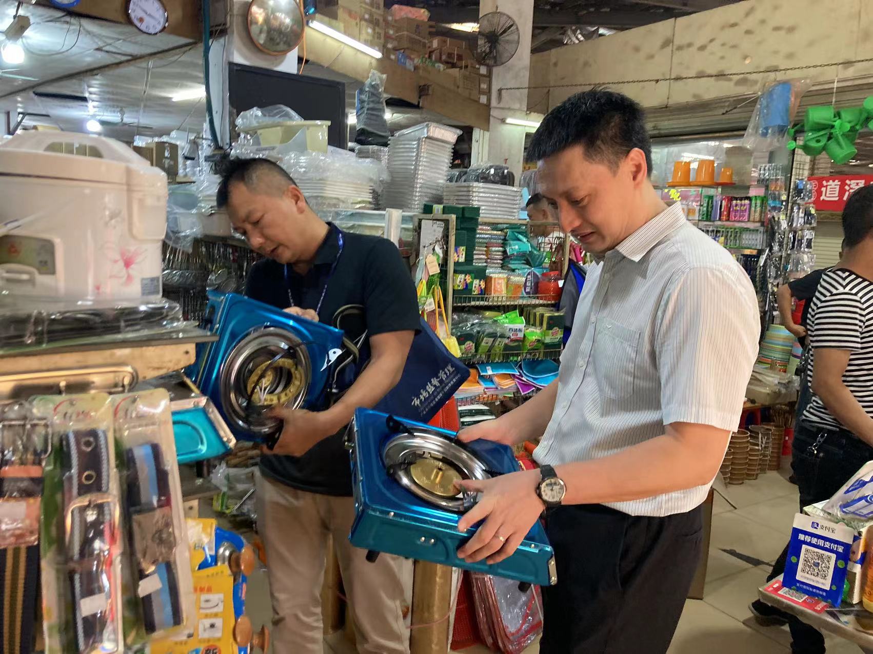 市局赖俊锋二级调研员带队到洪梅镇开展燃气具产品质量安全督导检查